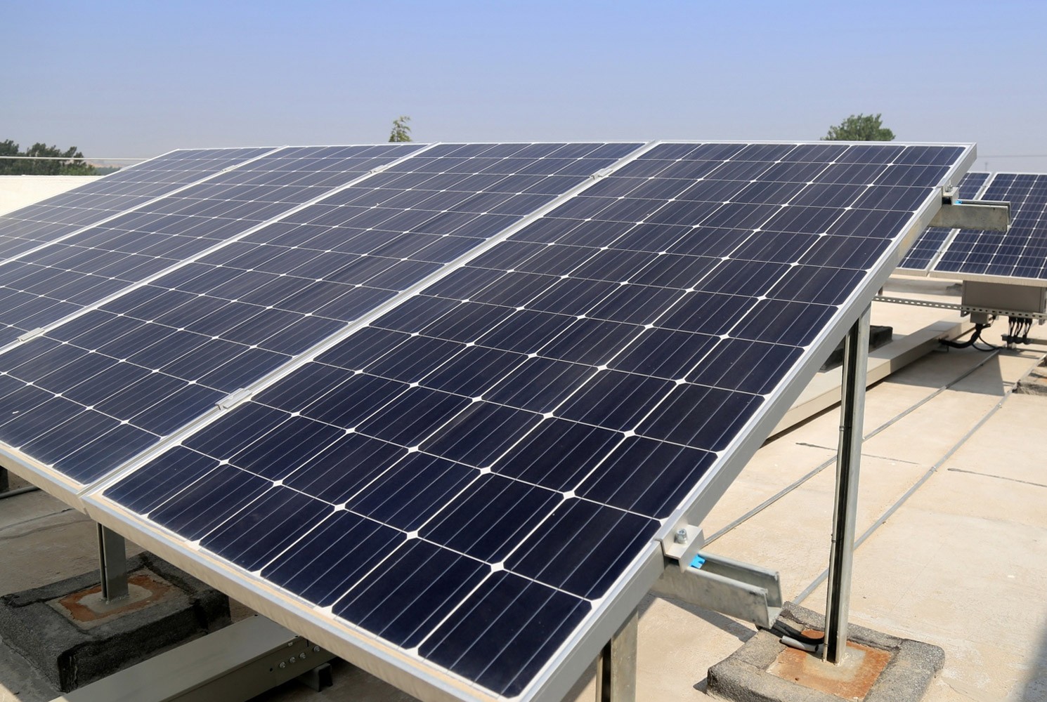 panele fotowoltaiczne na budynku firmy